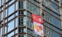 Френският Спайдърмен се покатери върху небостъргач в Хонконг с призив за мир