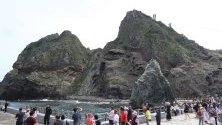 Туристи отново посещават южнокорейските острови Докдо, затворени за шест дни заради високи вълни. Островите са окупирани от Южна Корея и претендирани от Япония, която ги нарича Такешима. 