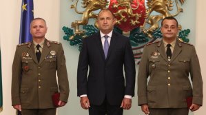 Президентът Радев удостои двама военнослужещи с висше офицерско звание