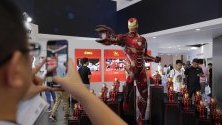 Посетители разглеждат робота &quot;Железния човек&quot; по време на на World Robot conference в Пекин, Китай. Там се представят над 700 нови робота.