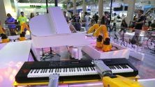 Робот свири на електронен орган по време на World Robot conference в Пекин, Китай. 