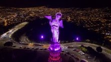 Статуята на Дева Мария, която се издига на хълма Панесийо в Кито, Еквадор, е огряна в розово като символ на борбата с рака на гърдата.
