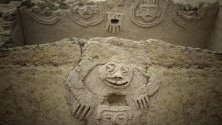 Изображение на жаба с човешко лице открито върху сграда, построена от цивилизацията Карал в Перу - най-старата цивилизация в Америка открита до този момент, живяла в долините на северна Лима.