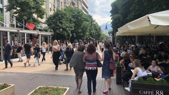 Плоскост от новострояща се сграда падна върху човек в София