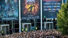 Нетърпеливи геймъри чакат да отворят вратите на Gamescom в Кьолн - най-голямото геймърско изложение в света, което се провежда до 24 август.
