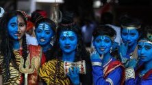 Индийски колежанки облечени като Бог Кришна по време на празненствата за фестивала &quot;Джанамаштами&quot; в Мумбай. С фестивала се чества раждането на Кришна.