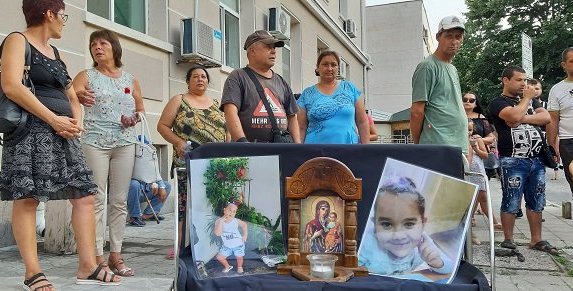 Пореден ден на протести пред болницата в Сливен заради убийството на 7-годишното момиченце