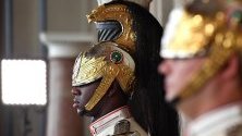 Италиански гвардейци, членове на елитна гвардейска част Reggimento Corazzieri, на пост пред двореца "Куиринале", докато при президента Серджо Матарела текат консултации за излизане от политическата криза след оставката на премиера Джузепе Конте.