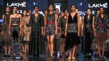 Модели дефилират с облекла на индийския дизайнер Сонал Верма по време на модната седмица Лакме в Мумбай. Своите колекции ще представят над 75 дизайнери.