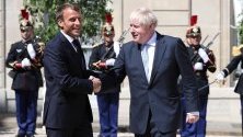 Франският президент Еманюел Макрон се среща с новия британски премиер Борис Джонсън относно Brexit.