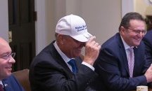 Тръмп подари бейзболна шапка с послание на румънския си колега