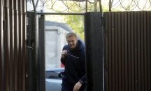 Навални излезе от ареста