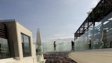 Жена пресича стъклен мост на покрива на 26-етажният нов луксозен хотел &quot;Риу&quot;, разположен в легендарната сграда Еспаня в Мадрид, Испания. 