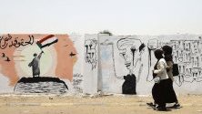 Младежи от Судан минават край графити в Хартум, нарисувани веднага след номинацията на новия премиер. Улиците бяха почистени от всички графити по заповед на властите, но младежите отново излязоха, за да възстановят спомените от бунтовете, в които са участвали.