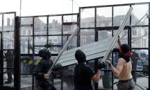 Сблъсъци избухнаха между протестиращи и полиция преди срещата на Г-7