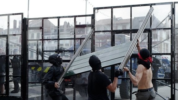 Сблъсъци избухнаха между протестиращи и полиция преди срещата на Г-7