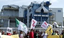 Шествие на противници на Г-7 в Байон с потрети на Макрон под лозунга "Климат и социална справедливост"