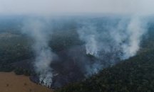 Военни самолети обливат с вода горящите тропически гори в Амазония