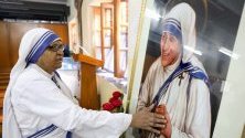 Монахиня се моли пред портрет на Майка Тереза по време на масова служба по повод 109-тата годишнина от рождението на светицата, Калкута, Индия.