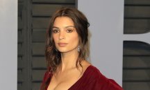 Вижте "горещите" бански костюми на Емили Ратайковски