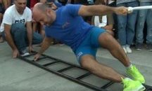 Грузинец постави рекорд: Издърпа 200-тонна лодка с пръст