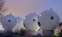 Тези сферични къщи в Холандия изглеждат точно като извадени от фантастичен филм