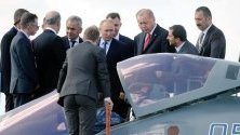 Путин и Ердоган разглеждат руския изтребител Су-57.