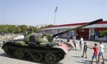 Съветски танк се появи пред стадиона на "Цървена звезда" в Белград
