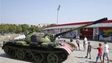 Съветски танк се появи пред стадиона на &quot;Цървена звезда&quot; в Белград.