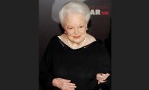 Звезда от "Отнесени от вихъра" продава на търг тоалетите си на "Dior"