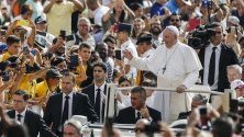 Папа Франциск пристига с папамобила си за аудиенция на площад &quot;Свети Петър&quot; във Ватикана.