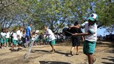 Ученици от Източен Тимор разливат вода в двора на училището си в Дили по повод 20-тата годишнина от референдума в страната и пристигането на международните сили INTERFET.