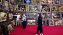 Посетители на 28-тата изложба на ръчно произведени килими в Техеран, Иран. Страната изпитва 30%-ен спад на износа на килими заради санкциите.