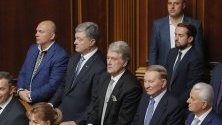 Бившите президенти на Украйна Леонид Кравчук, Леонид Кучма, Виктор Юшченко и Петро Порошенко по време на клетвата на новите депутати на първата парламентарна сесия след изборите в страната.