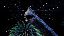 Огромен брахиозавър по време на техническата репетиция за live шоуто `Walking with Dinosaurs The Live Experience`, което ще остане в Сингапур до 8 септември.