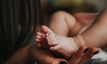 Разследват случай с бебе, прието в болница с опасност за живота