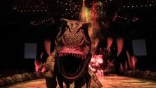 Алозавър се разхожда по време на live шоуто `Walking with Dinosaurs The Live Experience`, което ще остане в Сингапур до 8 септември.