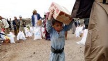 Дете пренася хранителни помощи в покрайнините на йеменската столица Сана. Продължаващият конфликт създаде най-тежката хуманитарна криза в света - 80% от 26-милионното население на Йемен преживява благодарение на помощи.