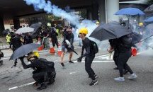 Десетки хиляди протестират в Хонконг, има сблъсъци