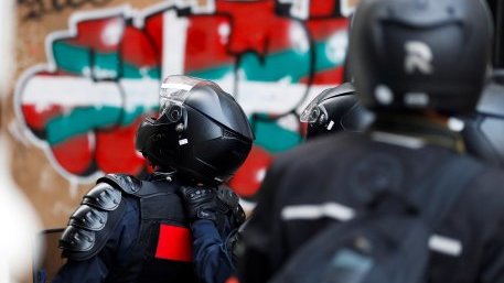 Стрелец откри огън от апартамент в Лион