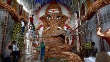 Подготовка на гигантски бог Ганеша (Слонът-бог) от кокосови орехи за фестивала Ганеша Чатурти в Бангалор, Индия. Фестивалът е в деня, в който бог Ганеша - син на Шива и Парвати,  се явява на хората и се чества като негов рожден ден.