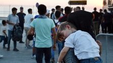 Гърция прехвърля мигранти от претъпкания лагер на остров Лесбос към вътрешността на страната.