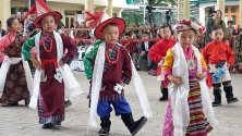 Тибетски деца, живеещи в изгнание в Индия, изпълняват традиционен танц за 59-тата годишнина от Деня на тибетската демокрация.