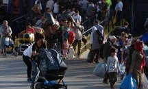 Не стихват протестите на гърците срещу прехвърлянето на мигранти във вътрешността