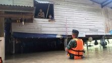 Тайландски войник разговаря с бедстващи хора в наводнена къща в провинция Пичит. Наводненията бяха причинени от тропическата буря Подул в няколко тайландски провинции.