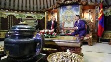 Руският президент Владимир Путин разговаря с монголския си колега Халтмаагин Батулга в Улан Батор.