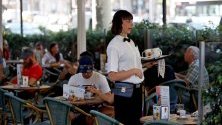 Сервитьорка в ресторант в Барселона. Испанската безработица през август отбеляза третият си най-висок ръст от 2010-а.