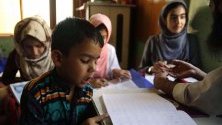 Деца от Кашмир се обучават в предградията на Шринагар, Индия. Правителството премахна специалния статут на Кашмир в Конституцията на страната.