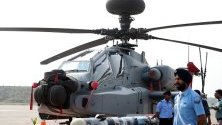 Индийските военновъздушни сили представиха нови хеликоптери Apache AH-64E.