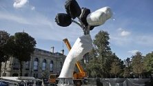 Строеж на инсталацията "Букет от лалета" на американския творец Джеф Куунс край Шанз-Елизе в Париж.